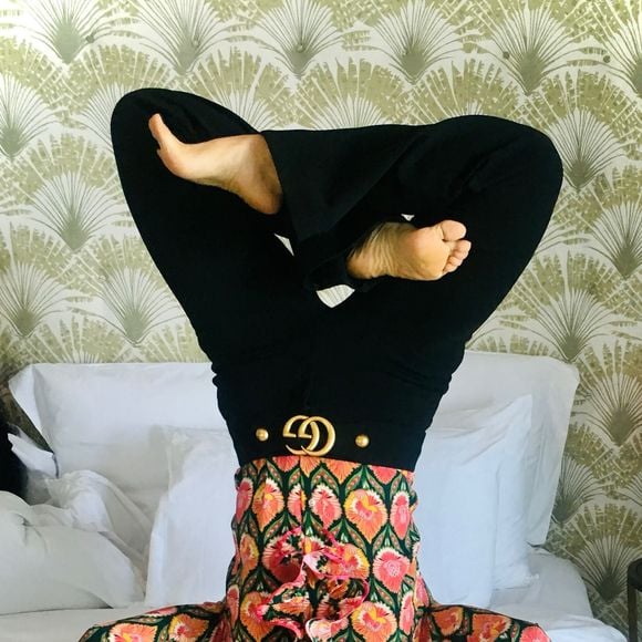 Salma Hayek revelou à People que aprendeu a yoga restaurativa e incorporou a prática em seu dia a dia para tonificar os músculos