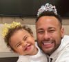 Diagnosticado com Covid-19, Neymar surge agarrado na filha de 1 ano e causa revolta: ‘Passando Covid pra filha?’