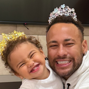 Diagnosticado com Covid-19, Neymar surge agarrado na filha de 1 ano e causa revolta: ‘Passando Covid pra filha?’
