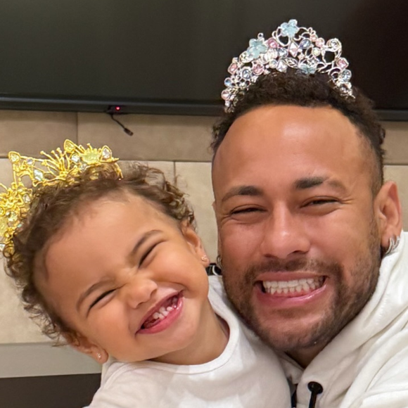 Diagnosticado com Covid-19, Neymar surge agarrado na filha de 1 ano e causa revolta: ‘Passando Covid pra filha?’