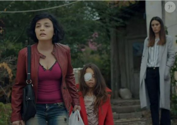 Zeynep descobre que Melek é vítima de agressão doméstica no capítulo de estreia da novela 'Mãe'  e resolve fugir com a menina
