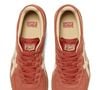 Inspirado no universo das quadras, o Onitsuka Tiger GSM surge como uma alternativa ao Adidas Samba para quem procura um tênis com personalidade. Seu design atemporal permite explorar diferentes combinações e atualizar o guarda-roupa com um toque moderno