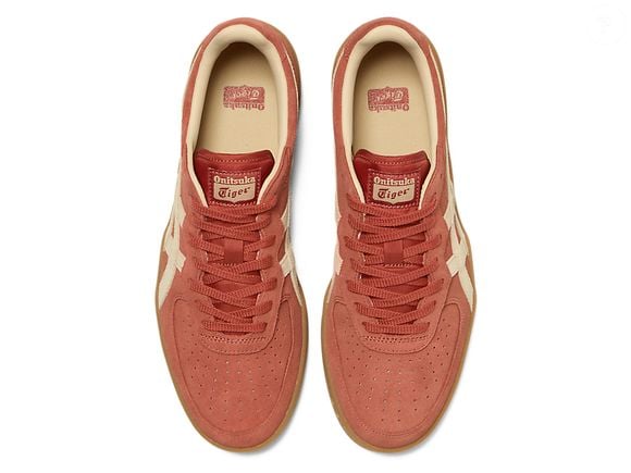 Inspirado no universo das quadras, o Onitsuka Tiger GSM surge como uma alternativa ao Adidas Samba para quem procura um tênis com personalidade. Seu design atemporal permite explorar diferentes combinações e atualizar o guarda-roupa com um toque moderno
