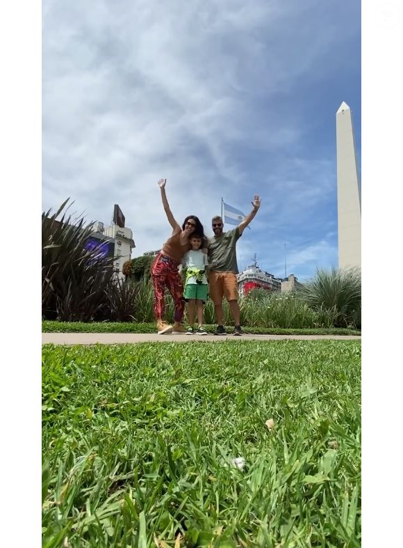 Renata Silveira, grávida pela 2ª vez, em foto com o filho, Bernardo, e o marido, Leandro Guimarães
