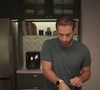 Filho de Odete Roitman (Débora Bloch) completou a refeição com um pão integral com queijo e mel