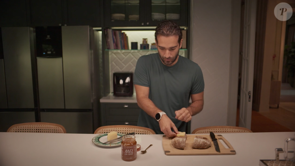 Filho de Odete Roitman (Débora Bloch) completou a refeição com um pão integral com queijo e mel