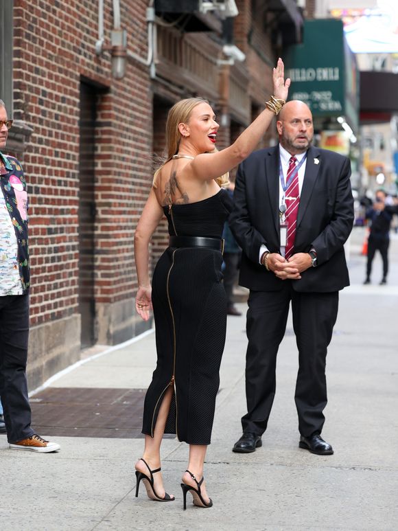 Por que Scarlett Johansson não aceita selfies na rua? Atriz esclarece decisão