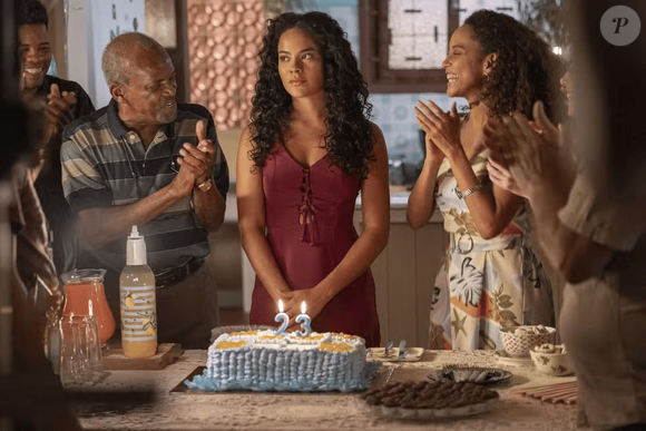 Raquel (Taís Araújo) e Salvador (Antonio Pitanga) cantam parabéns para Maria de Fátima (Bella Campos) que está contrariada com a situação