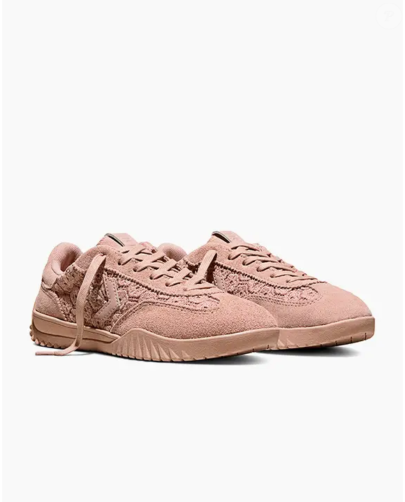 De acordo com a proposta da Converse, o novo Run Star Trainer Floral Crochet transforma o tênis esportivo em uma peça delicada e sofisticada, graças ao cabedal floral em crochê e aos detalhes em camurça
