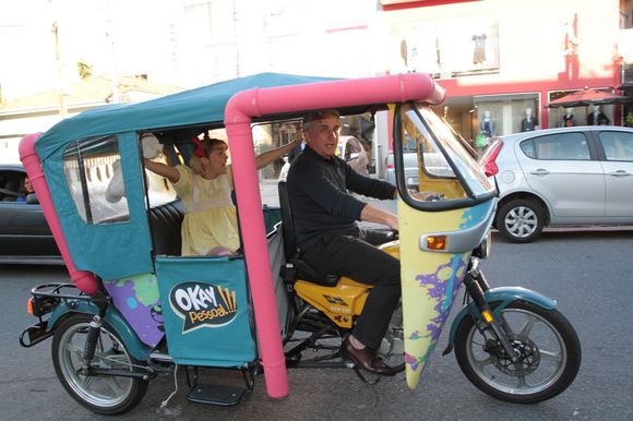 Otavio Mesquita e a mulher, Melissa Wilman, comemoram o aniversário de 5 anos do filho, Pietro, no 'Spasso Splash', em São Paulo