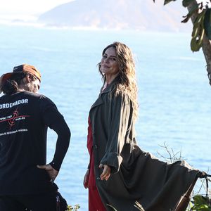 Paolla Oliveira é flagrada em cena tensa de Vale Tudo à beira do penhasco, mas não perde o bom humor e sorri para o paparazzo