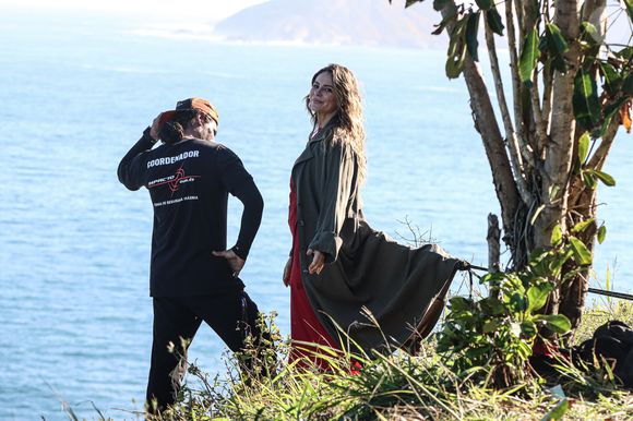 Paolla Oliveira é flagrada em cena tensa de Vale Tudo à beira do penhasco, mas não perde o bom humor e sorri para o paparazzo