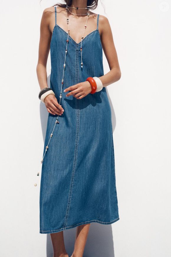 Vestido Midi Jeans (Zara) | R$ 309 - o primeiro é um vestido jeans em azul-marinho, mas com um corte tão elegante que foge completamente do óbvio. De alças finas e com um decote V que valoriza o colo deixam a peça delicada e feminina.