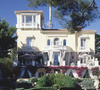 De acordo com a House & Garden, a residência de Elton John tem vários quartos e uma torre com grandes janelas voltadas para a baía e para os Alpes