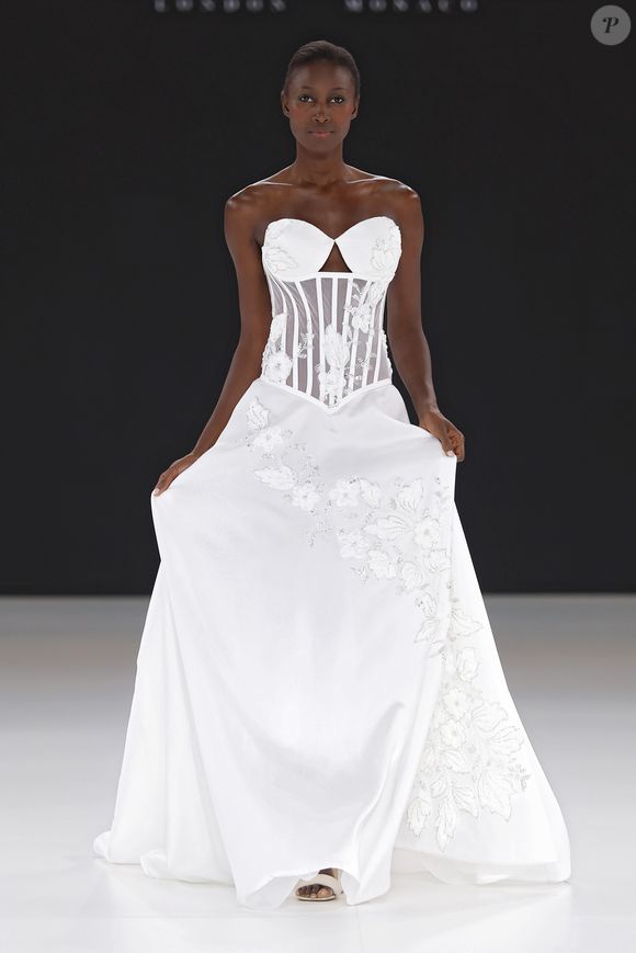 Vestido de noiva com corset exuberante: essa produção é perfeita para um casamento de luxo