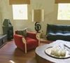 Para compor os ambientes, o artista recorreu a nomes importantes do design brasileiro, como Oscar Niemeyer, Sergio Rodrigues e Jorge Zalszupin