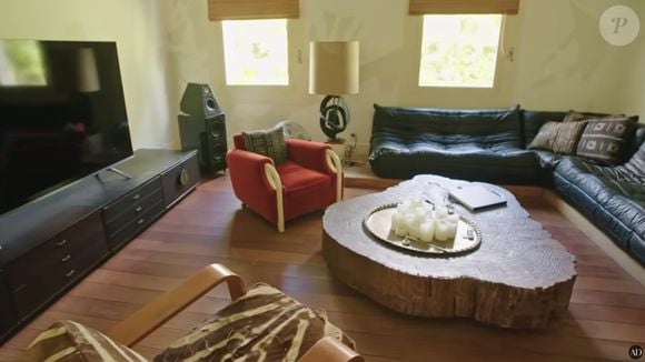 Para compor os ambientes, o artista recorreu a nomes importantes do design brasileiro, como Oscar Niemeyer, Sergio Rodrigues e Jorge Zalszupin