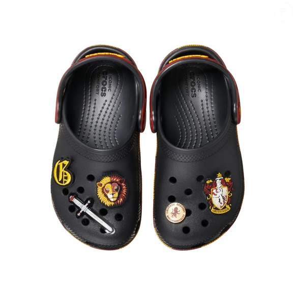 O calçado inspirado em 'Harry Potter' conta com Jibbitz™ exclusivos da Grifinória, que, segundo a descrição do produto, não são removíveis por segurança