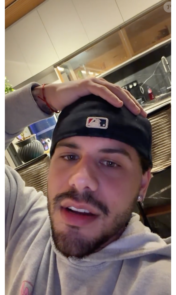 Mesmo com as desculpas, Zé Felipe manteve o vídeo do filho nos stories