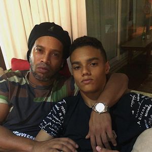 Ronaldinho Gaúcho confessou que, devido às ausências na infância, teve medo que o filho se afastasse. Os dois se aproximaram quando o jovem cresceu