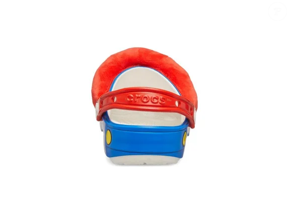 A nostalgia dos anos 90 encontra a praticidade atual na nova Crocs Mario Classic Clog, que combina referências visuais do universo de Super Mario com características como leveza, flexibilidade, resistência à água e facilidade de limpeza