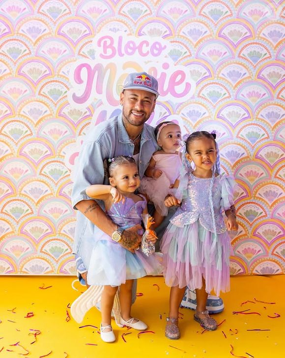 Neymar é pai de Mavie e Mel, com Bruna Biancardi, e de Helena, com Amanda Kimberlly
