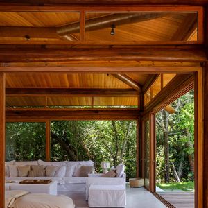 Casa de Heloísa Périssé conta com tauari e camaru, madeiras nobres