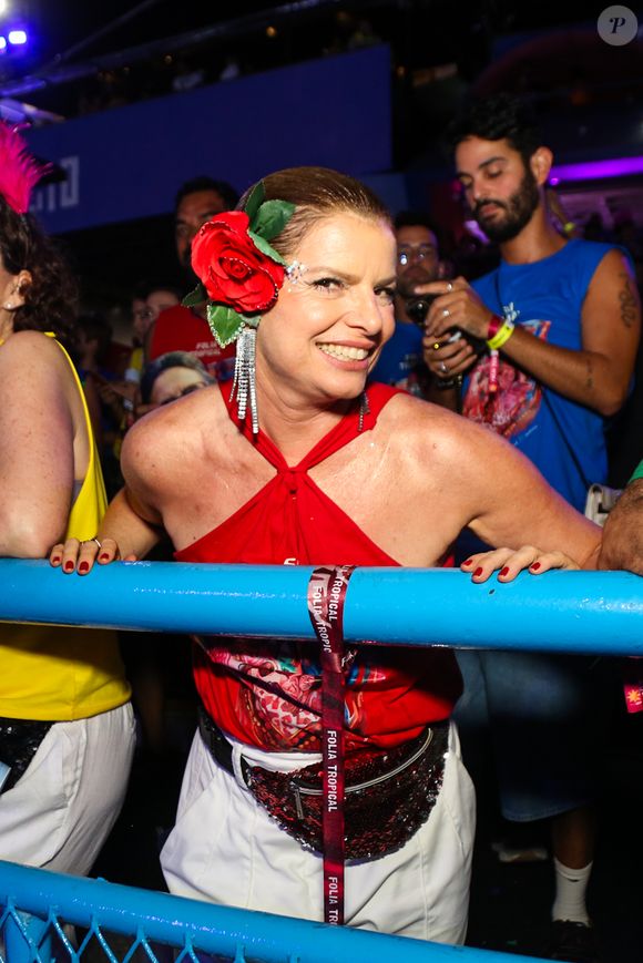 Uma rosa vermelha foi destaque no look de Debora Bloch no Carnaval 2026