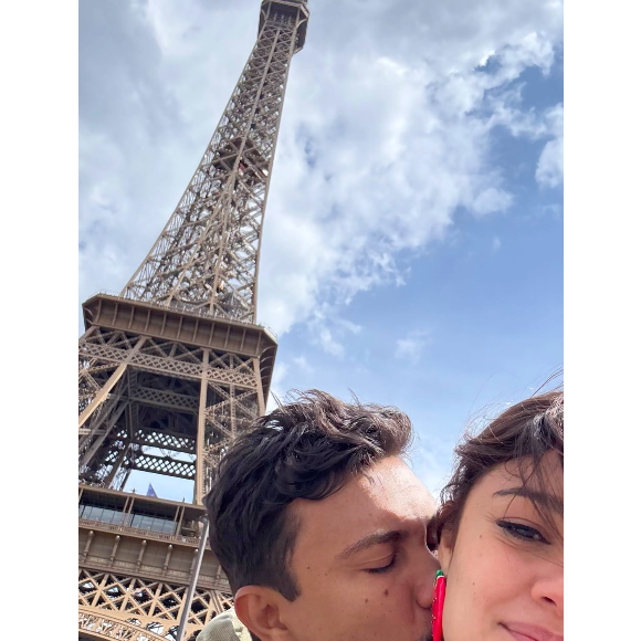 Neste sábado (10), Xamã apareceu beijando o pescoço de Sophie Charlotte em uma foto nos stories