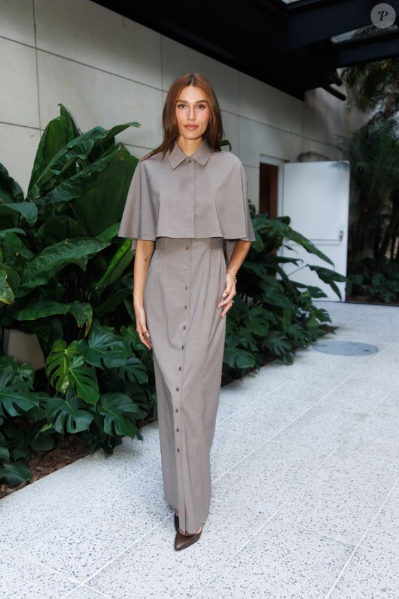 Beleza clean com cabelos soltos e maquiagem natural complementa o visual com leveza