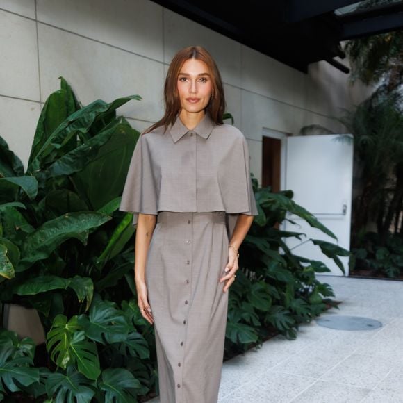 Beleza clean com cabelos soltos e maquiagem natural complementa o visual com leveza