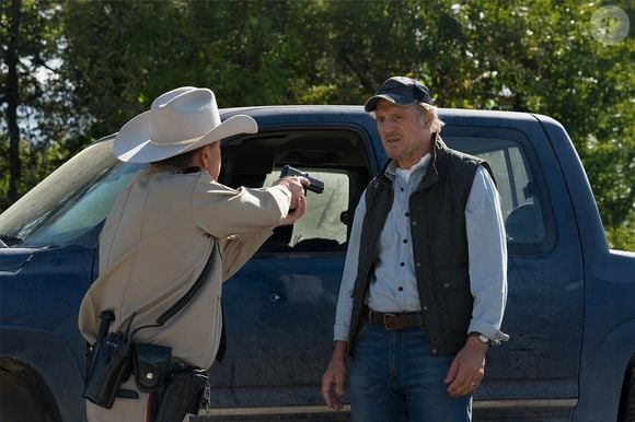 'Na Mira do Perigo', estrelado por Liam Neeson, deixará o catálogo da Netflix em 30 de julho. O suspense de ação acompanha um ex-fuzileiro que protege um menino perseguido por um cartel mexicano