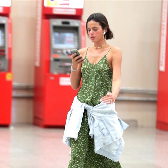Os looks numa pegada mais confortável e fresh, como esse vestido já usado por Bruna Marquezine, também são uma ótima aposta para o Natal.