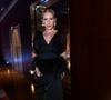 A ex-BBB Amanda Meireles surgiu com um vestido preto de decote profundo e mangas volumosas, apostando em uma proposta elegante e sofisticada