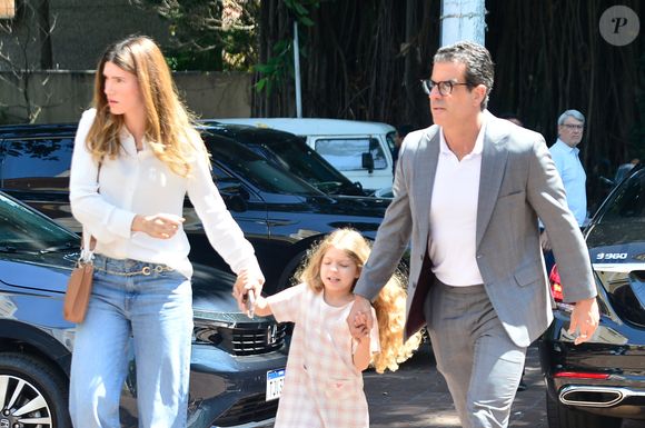 Tio de Anne-Marie, filha falecida de Schynaider Moura, Alvaro Garnero chegou com a família para missa de 7º dia da adolescente