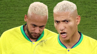 'Uma coisa é copiar o Neymar, outra é realmente se tornar um jogador profissional': em 2020, Richarlison detalhou sua jornada de superação no futebol e passado como vendedor de picolé e bombons; atacante tinha jogador do Santos como ídolo e fez até tatuagem, mas hoje os dois estão de lados opostos na política