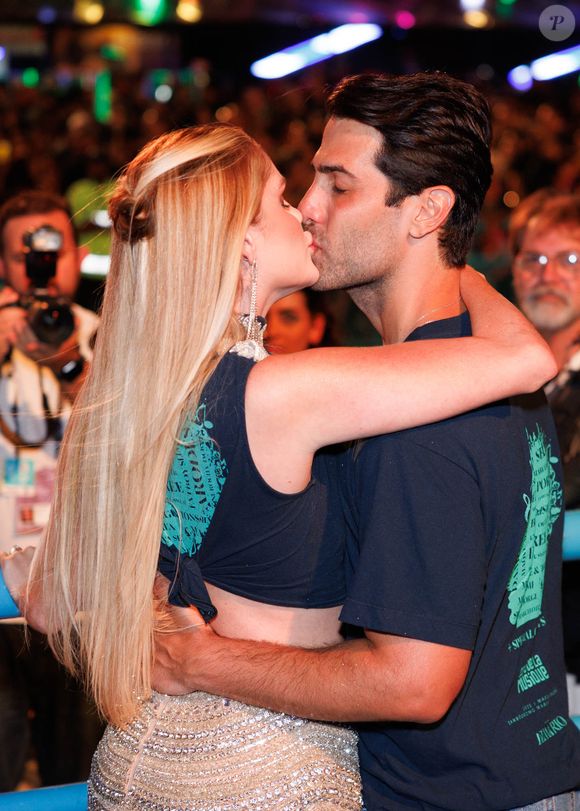 Carnaval 2025 com beijo: Bárbara Evans e o marido, Gustavo Theodoro na Sapucaí