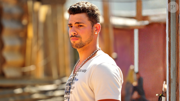 Jorginho (Cauã Reymond) pede Nina em casamento e ela aceita