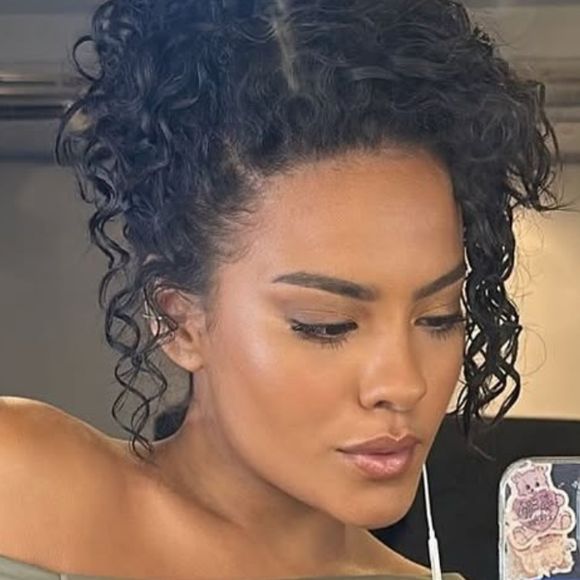 Bella Campos radicaliza cabelo e manda recado envolvendo novela 'Vale Tudo': 'Fátima e Odete...'