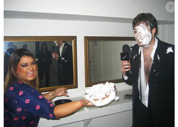 Preta Gil protagonizou uma situação inusitada envolvendo Danilo Gentili - ela jogou uma torta na cara do apresentador.