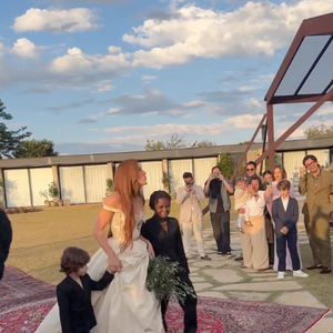 Giovanna Ewbank entrou em seguida acompanhada dos filhos Bless e Zyan, que usaram blazers semelhantes ao de Bruno Gagliasso