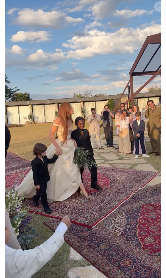 Giovanna Ewbank entrou em seguida acompanhada dos filhos Bless e Zyan, que usaram blazers semelhantes ao de Bruno Gagliasso