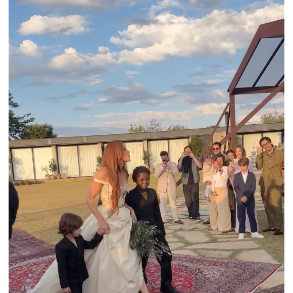 Giovanna Ewbank entrou em seguida acompanhada dos filhos Bless e Zyan, que usaram blazers semelhantes ao de Bruno Gagliasso