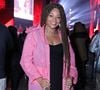 Capa de chuva colorida é aposta certeira para look de festival: neste look, trouxe ponto de cor para visual de Juliana Alves