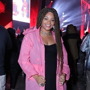 Capa de chuva colorida é aposta certeira para look de festival: neste look, trouxe ponto de cor para visual de Juliana Alves