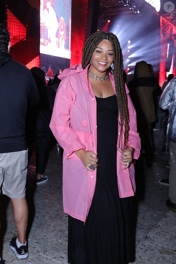 Capa de chuva colorida é aposta certeira para look de festival: neste look, trouxe ponto de cor para visual de Juliana Alves