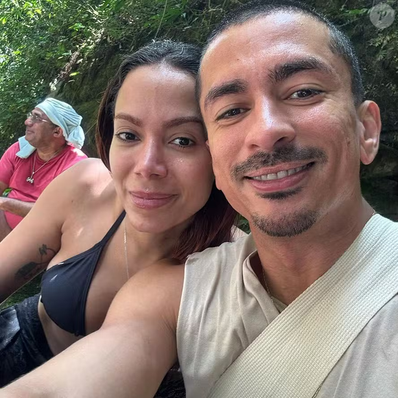 Anitta, que completa 33 anos no dia 30 de março de 1993, passou perrengue com seu irmão, Renan Machado, de 36 anos, nesta terça-feira (24)