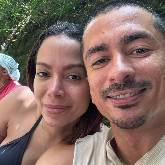 Anitta, que completa 33 anos no dia 30 de março de 1993, passou perrengue com seu irmão, Renan Machado, de 36 anos, nesta terça-feira (24)
