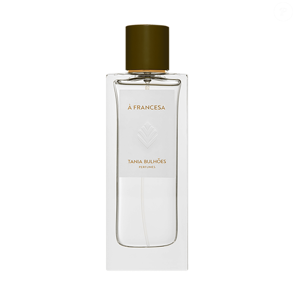 À Francesa, de Tania Bulhões: Com classificação floral aquática, o À Francesa, de Tania Bulhões, reúne notas aquáticas, lavanda e orquídea, além de patchouli e âmbar no fundo. De acordo com a descrição do produto, a combinação busca equilibrar frescor, delicadeza e sofisticação