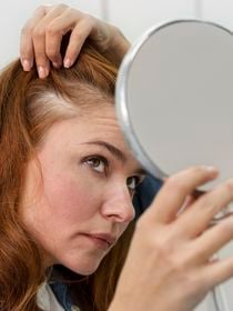 Cristina Hoyos, dermatologista espanhola: 'O aumento nos casos de queda de cabelo se deve a vários fatores: os mais importantes são o estresse crônico e as alterações hormonais, que estão ocorrendo cada vez mais cedo'